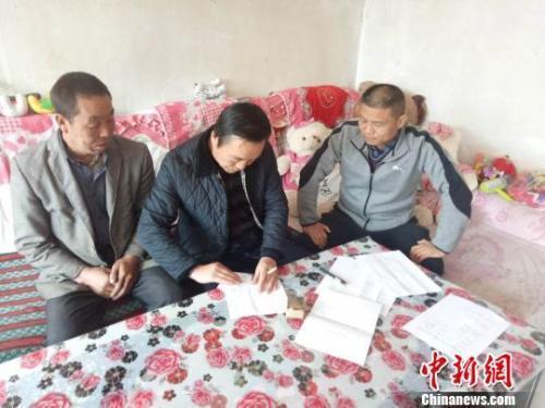 資料圖：圖為扶貧隊(duì)伍進(jìn)貧困戶里，給貧困戶宣講政策?！＄娦?攝