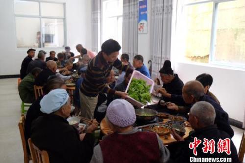 資料圖：社會(huì)福利中心吃飯的老人們。徐學(xué)練 攝。