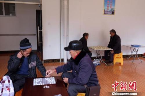 資料圖：老人們?cè)谙缕?。徐學(xué)練 攝。