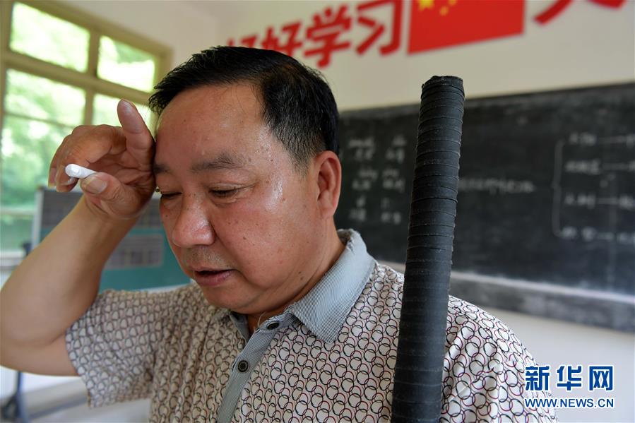 （中國網(wǎng)事·感動2019·圖文互動）（2）鄉(xiāng)村教師高自仁：60多根拐杖，撐起42年教學(xué)路