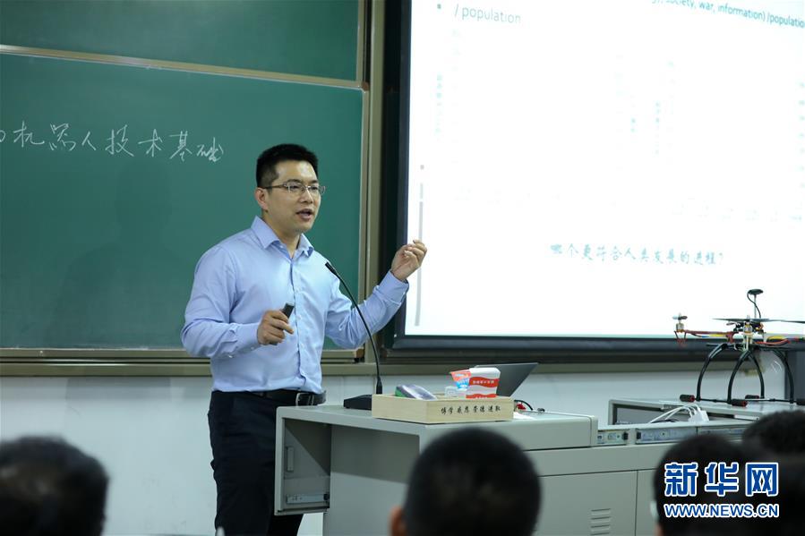 （圖文互動）（1）心懷藍天　逐夢云霄——記天津大學(xué)教授、一飛智控創(chuàng)始人齊俊桐