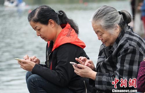 圖為中國中老年女性使用智能手機(jī)上網(wǎng)。(資料圖) 劉占昆 攝