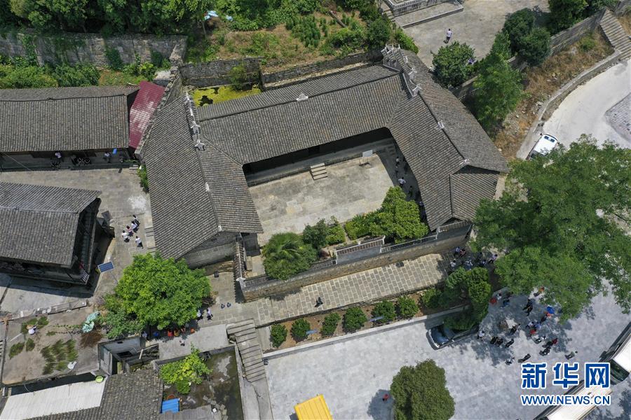 （壯麗70年·奮斗新時代——記者再走長征路·圖文互動）（2）手捧棉被憶紅軍：走了那么多年，我們都念他們的好