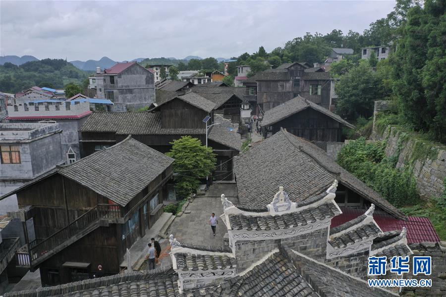 （壯麗70年·奮斗新時代——記者再走長征路·圖文互動）（3）手捧棉被憶紅軍：走了那么多年，我們都念他們的好