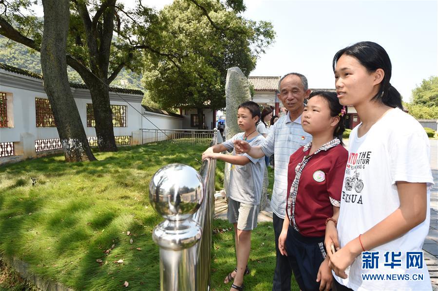 （壯麗70年·奮斗新時代——記者再走長征路·圖文互動）（3）“紅軍樹”下憶初心、守初心