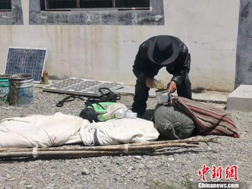 圖為黨確桑布展示以前巡邊時要帶的東西。 謝藝觀 攝