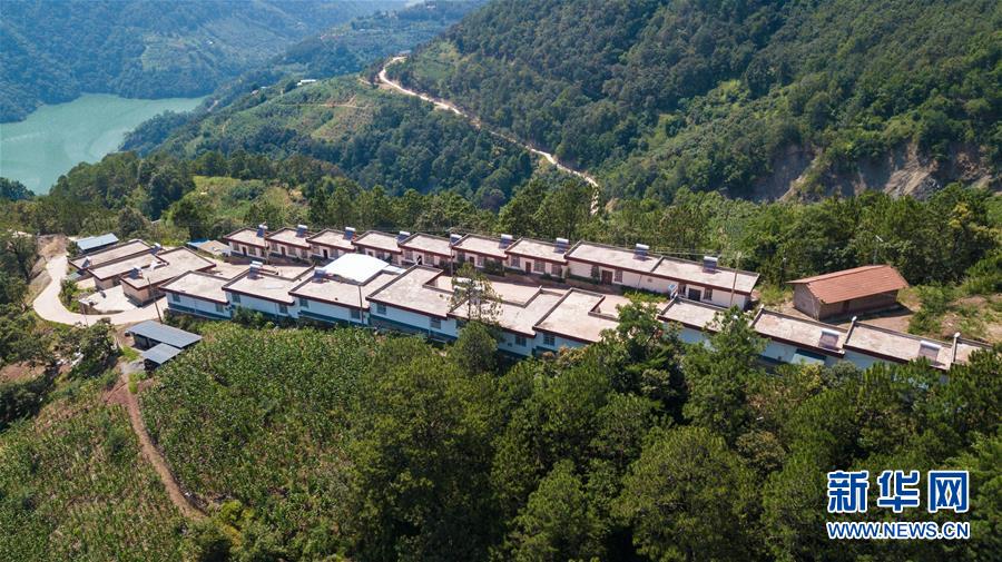 （在習近平新時代中國特色社會主義思想指引下——新時代新作為新篇章·總書記關心的百姓身邊事·圖文互動）（1）“四好農村路”：通向幸福，通向遠方