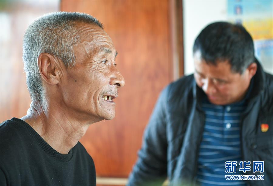 （在習(xí)近平新時(shí)代中國特色社會主義思想指引下——新時(shí)代新作為新篇章·總書記關(guān)心的百姓身邊事·圖文互動）（2）一本“村官”日記里的扶貧路——小故事里的大情懷之四