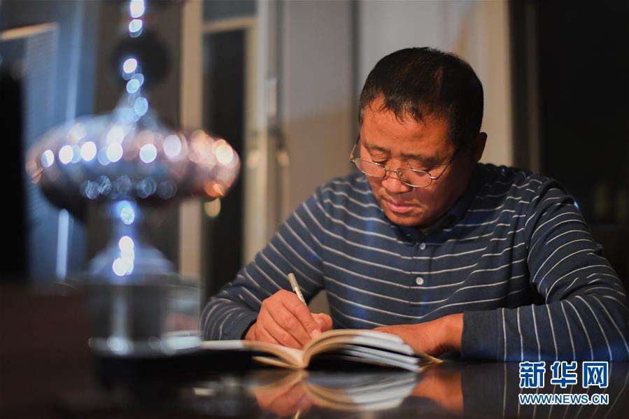 （在習(xí)近平新時(shí)代中國特色社會主義思想指引下——新時(shí)代新作為新篇章·總書記關(guān)心的百姓身邊事·圖文互動）（5）一本“村官”日記里的扶貧路——小故事里的大情懷之四