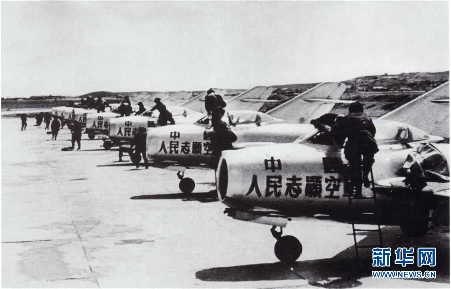 （新華全媒頭條·人民空軍70年·圖文互動）（3）陽光照耀奮飛的航程——黨中央、中央軍委和習(xí)主席關(guān)心人民空軍建設(shè)發(fā)展紀(jì)實