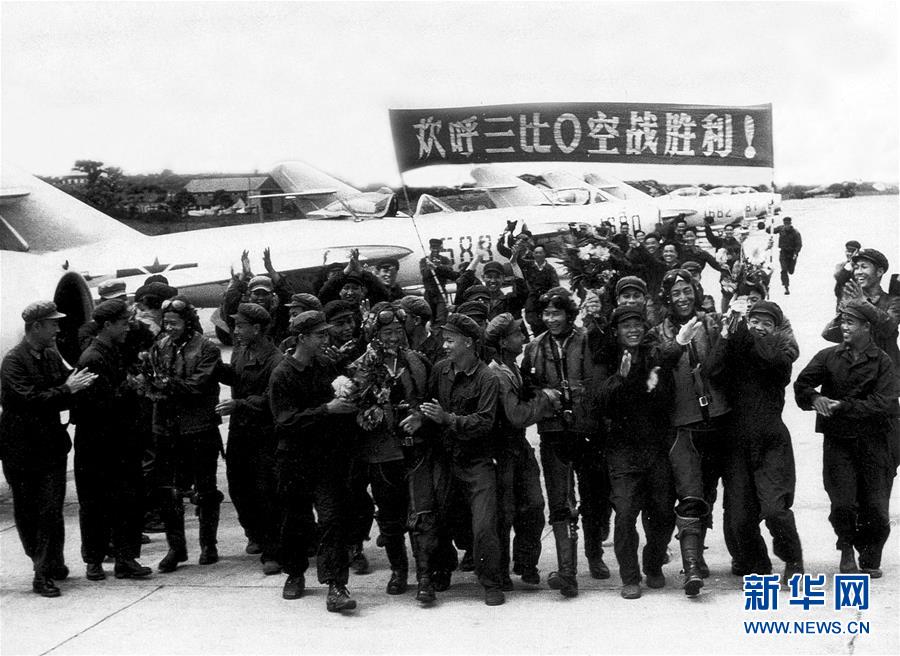 （新華全媒頭條·人民空軍70年·圖文互動）（4）陽光照耀奮飛的航程——黨中央、中央軍委和習(xí)主席關(guān)心人民空軍建設(shè)發(fā)展紀(jì)實