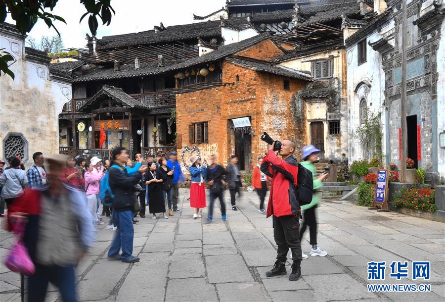 （圖文互動）（11）鄉(xiāng)村攝影師、鄉(xiāng)村“模特”、民宿店主——鄉(xiāng)村旅游推動婺源農(nóng)民生活方式發(fā)生新變化