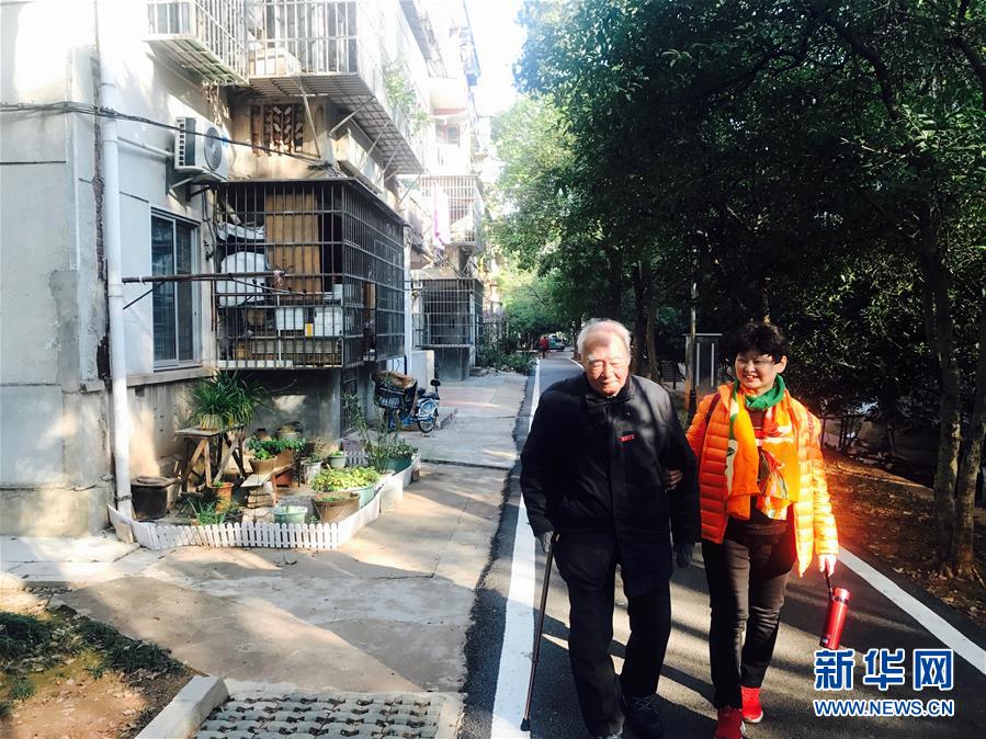 （新華全媒頭條·圖文互動(dòng)）（8）滄海橫流 信仰彌堅(jiān)——記共產(chǎn)黨員、湘潭大學(xué)九旬教授滄南