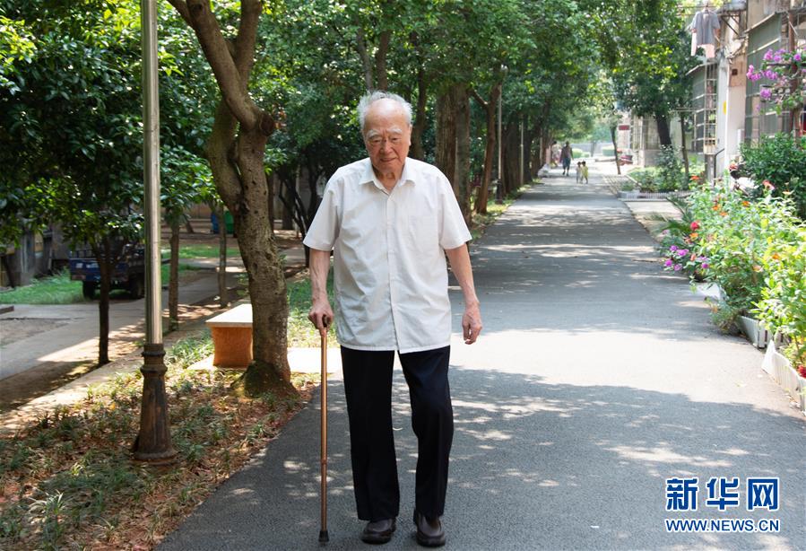 （新華全媒頭條·圖文互動(dòng)）（9）滄海橫流 信仰彌堅(jiān)——記共產(chǎn)黨員、湘潭大學(xué)九旬教授滄南