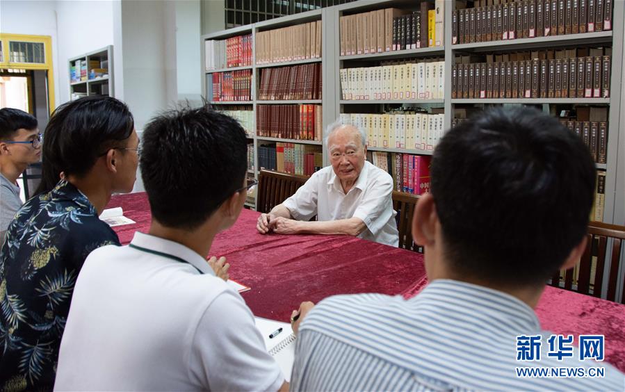 （新華全媒頭條·圖文互動(dòng)）（4）滄海橫流 信仰彌堅(jiān)——記共產(chǎn)黨員、湘潭大學(xué)九旬教授滄南
