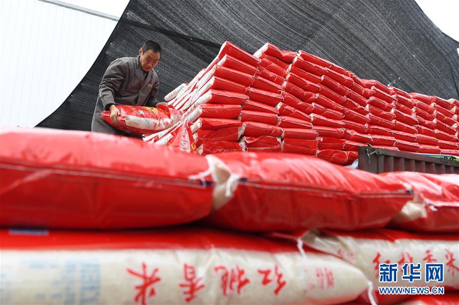 （在習(xí)近平新時(shí)代中國(guó)特色社會(huì)主義思想指引下——新時(shí)代新作為新篇章·總書記關(guān)切高質(zhì)量發(fā)展·圖文互動(dòng)）（4）穩(wěn)住“一頭豬”、供好“一袋米”、配好“一籃菜