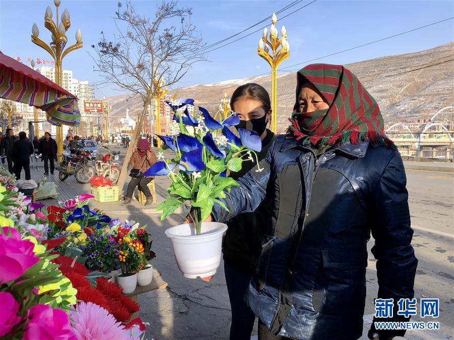 （新春走基層·圖文互動(dòng)）（2）“只要備好年貨，新的一年就可以風(fēng)調(diào)雨順”——臘月藏區(qū)年貨市場(chǎng)見(jiàn)聞