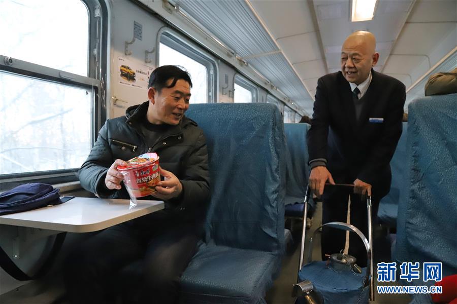 （新春走基層·圖文互動(dòng)）（1）小康路上，與“小慢車”同行——長白山區(qū)綠皮火車二三事