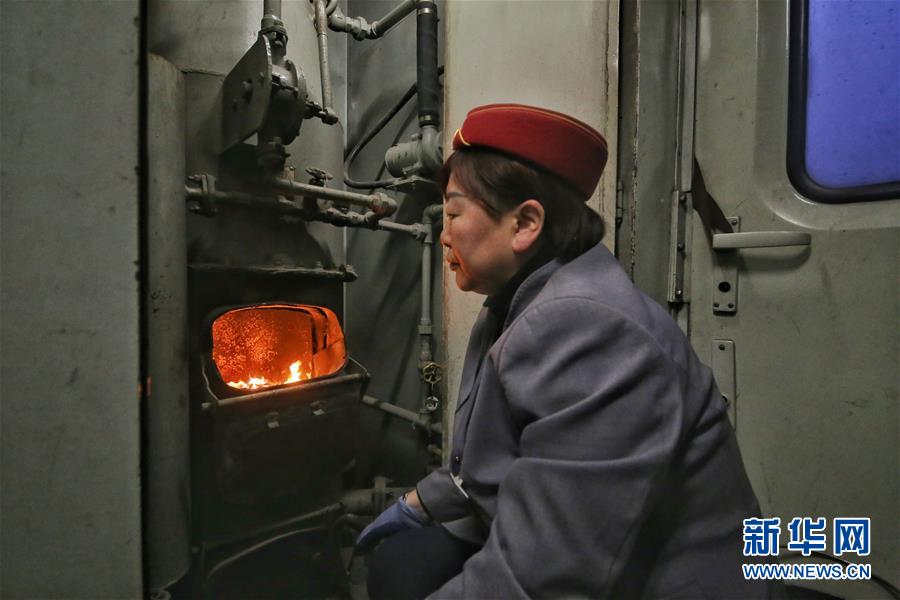 （新春走基層·圖文互動(dòng)）（2）小康路上，與“小慢車”同行——長白山區(qū)綠皮火車二三事