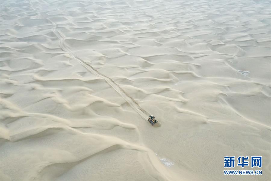 （新春走基層·圖文互動(dòng)）（2）特寫：與車為伴，獨(dú)行沙海