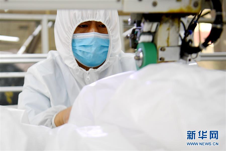 （聚焦疫情防控·圖文互動）（7）我們能多產(chǎn)一件，前方就少一份風(fēng)險——醫(yī)用防護服“河北制造”緊急“起飛”記