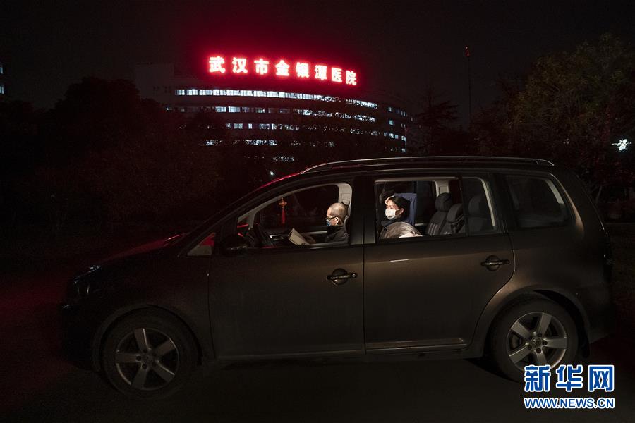 （一線抗疫群英譜·圖文互動(dòng)）（1）特寫：為節(jié)省10分鐘，這對(duì)醫(yī)護(hù)夫妻“以車為家”
