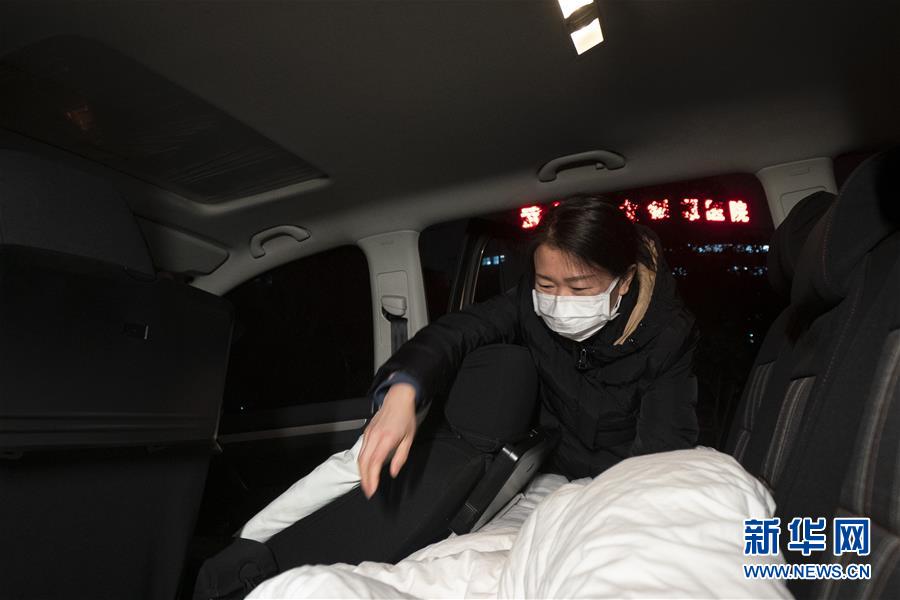 （一線抗疫群英譜·圖文互動(dòng)）（2）特寫：為節(jié)省10分鐘，這對(duì)醫(yī)護(hù)夫妻“以車為家”