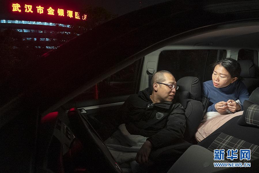 （一線抗疫群英譜·圖文互動(dòng)）（6）特寫：為節(jié)省10分鐘，這對(duì)醫(yī)護(hù)夫妻“以車為家”