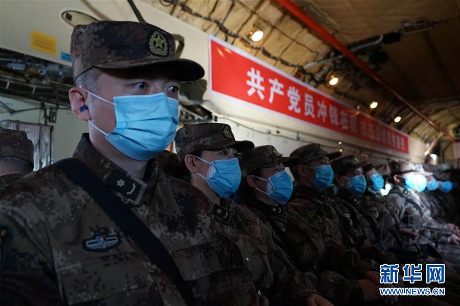 （一線抗疫群英譜·圖文互動）（4）起飛，在人民最需要的時刻——中部戰(zhàn)區(qū)空軍航空兵某團支援湖北抗“疫”空運記事