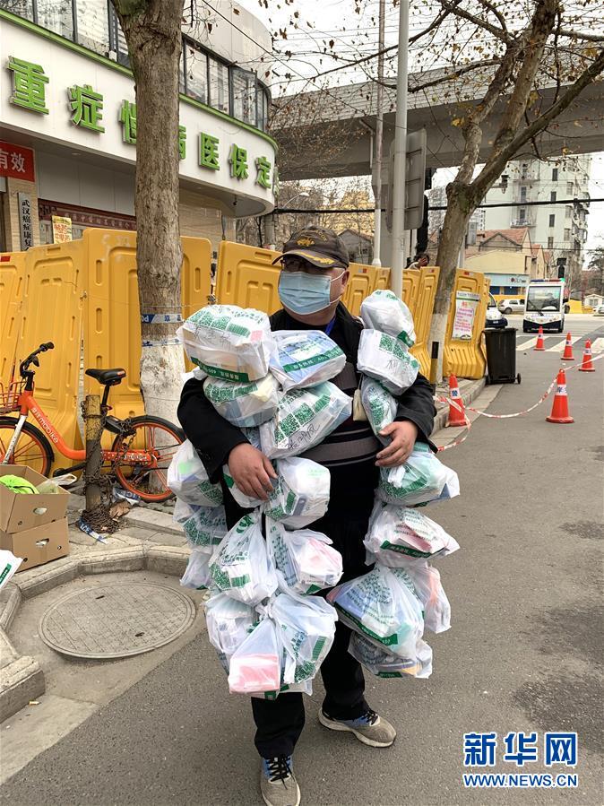 （新華全媒頭條·圖文互動）（1）守望相助，堅忍不拔——致敬武漢戰(zhàn)“疫”中千千萬萬個平凡英雄