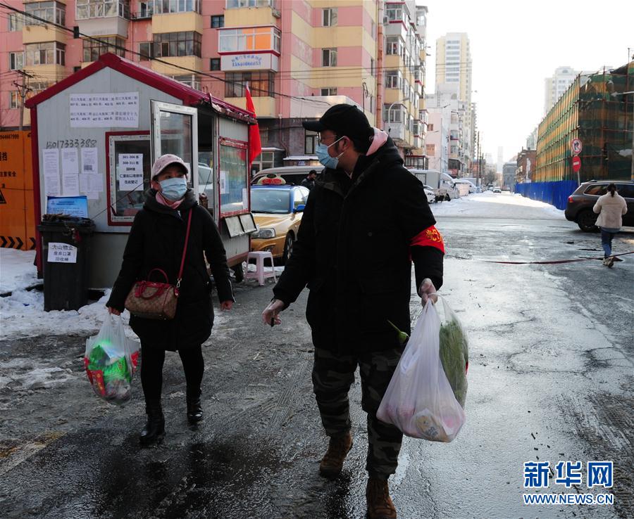 （聚焦疫情防控·圖文互動）（1）不知你是誰，知你為了誰——社區(qū)戰(zhàn)“疫”志愿者群像