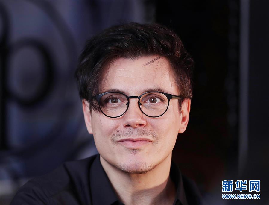 （國(guó)際·圖文互動(dòng)）（6）通訊：手牽手，我們共同驅(qū)散陰霾——法國(guó)音樂人創(chuàng)作抗疫歌曲背后的故事