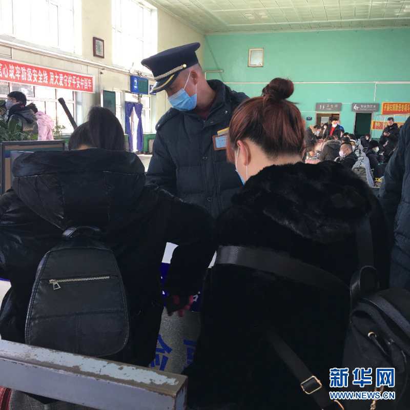 （新華網(wǎng)·圖文互動）（2）疫情下，小站鐵路安檢員收獲10多萬粉絲