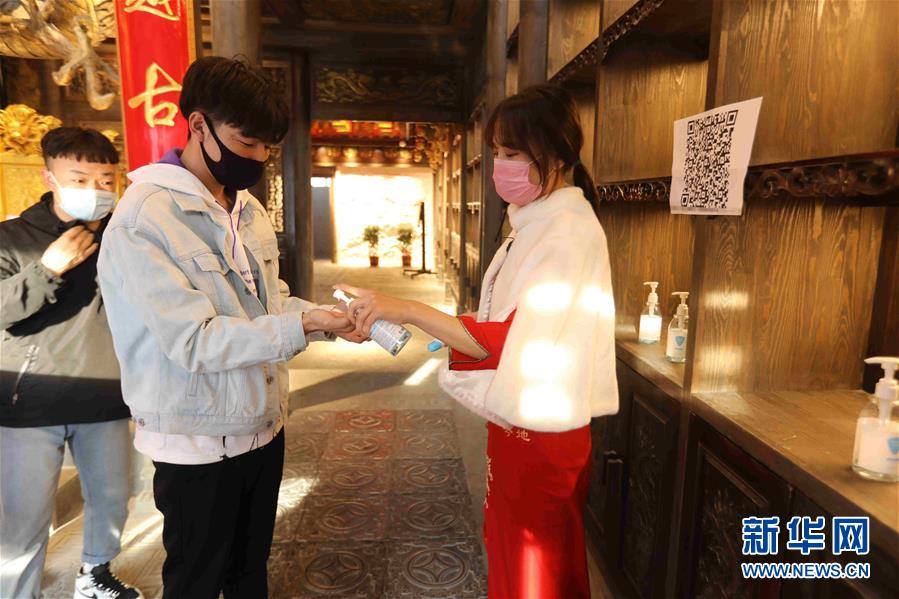 （圖文互動(dòng)）（5）特寫：限人數(shù)、分餐吃、用公筷——偏遠(yuǎn)小城“吃飯”見(jiàn)聞