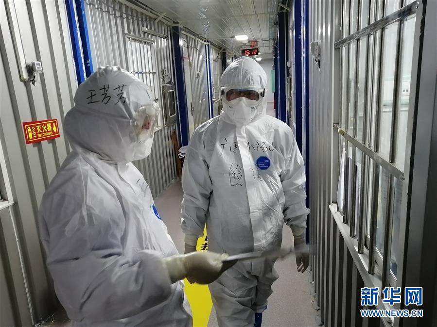 （圖文互動）（1）“哪里有任務(wù)，哪里就有黨旗飄揚”——廣西黨員“白衣戰(zhàn)士”奮戰(zhàn)抗疫一線見聞