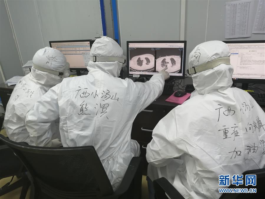 （圖文互動）（2）“哪里有任務(wù)，哪里就有黨旗飄揚”——廣西黨員“白衣戰(zhàn)士”奮戰(zhàn)抗疫一線見聞