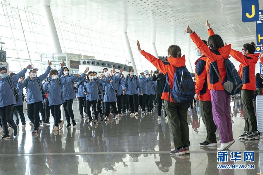 （新華全媒頭條·圖文互動(dòng)）（2）最美逆行者，武漢永遠(yuǎn)記得你！——首批援鄂醫(yī)療隊(duì)返程紀(jì)實(shí)