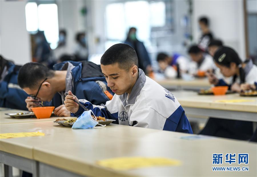 （圖文互動）（6）“早”安同學，“早”安老師！——新疆初高中畢業(yè)班復課一周回訪見聞
