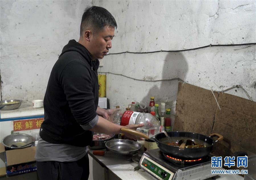 （決戰(zhàn)決勝脫貧攻堅·圖文互動）記者手記：觸摸改變，面對挑戰(zhàn)，感受新生——在大涼山腹地蹲點(diǎn)的日與夜