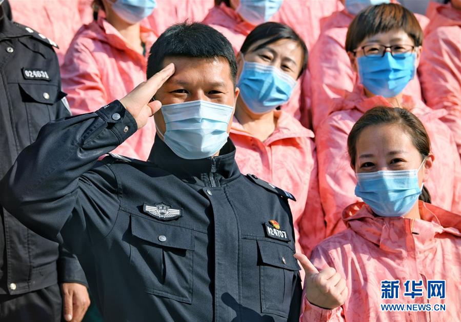 （習(xí)近平致敬的戰(zhàn)“疫”英雄·公安干警篇·圖文互動）（1）他們，抗疫一線鑄警魂