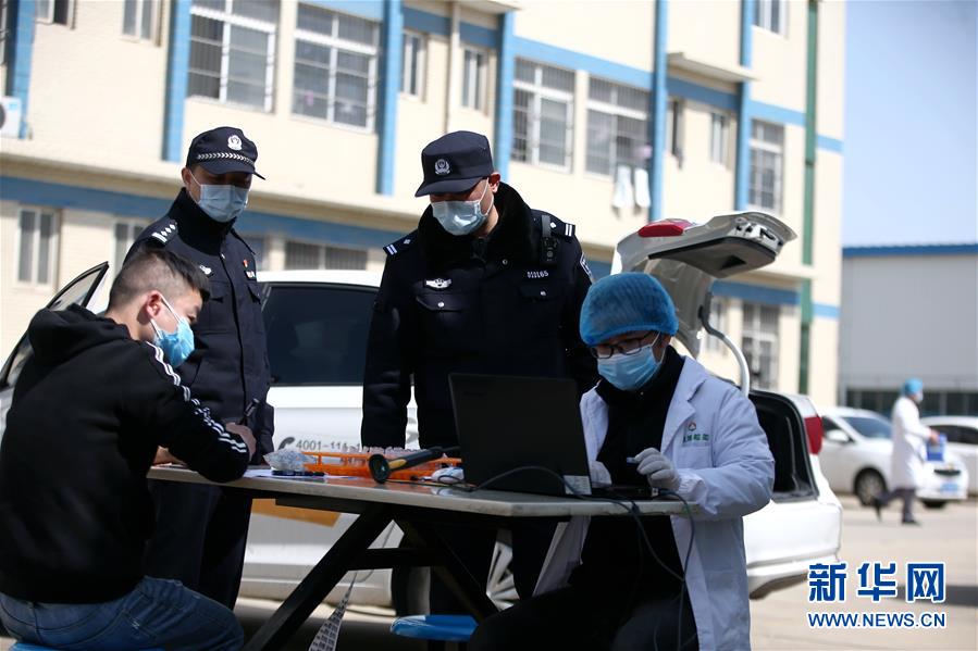 （習(xí)近平致敬的戰(zhàn)“疫”英雄·公安干警篇·圖文互動）（3）他們，抗疫一線鑄警魂