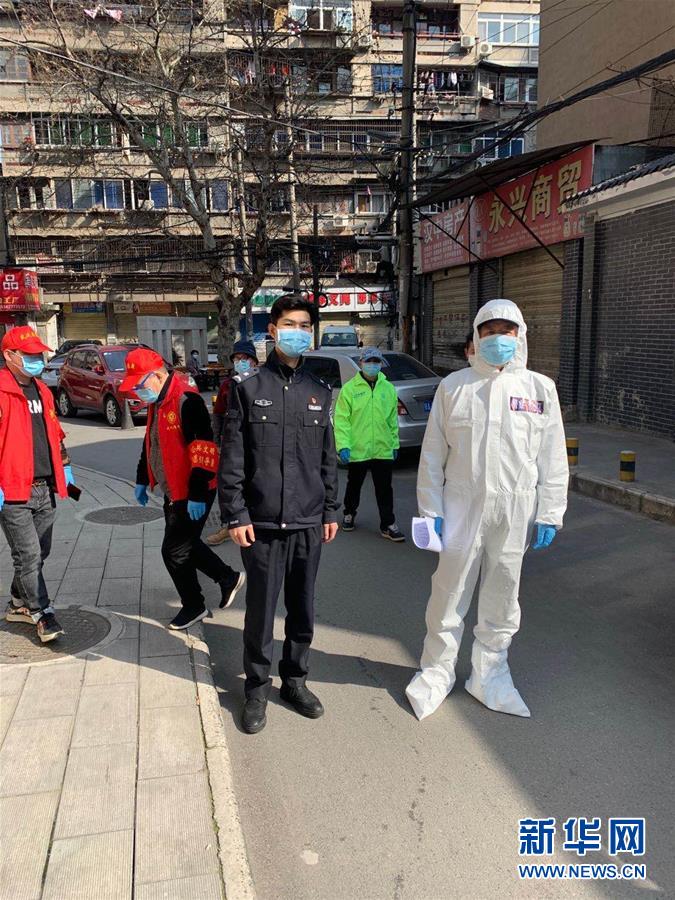（習(xí)近平致敬的戰(zhàn)“疫”英雄·公安干警篇·圖文互動）（6）他們，抗疫一線鑄警魂