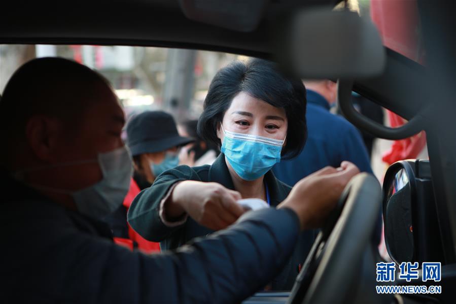 （習近平致敬的戰(zhàn)“疫”英雄·下沉干部篇·圖文互動）（2）他們，挺身而出守防線