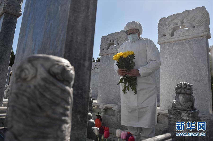 （圖文互動）（3）網(wǎng)上預(yù)約、分時祭掃、代祭服務(wù)——北京八寶山人民公墓清明祭掃見聞