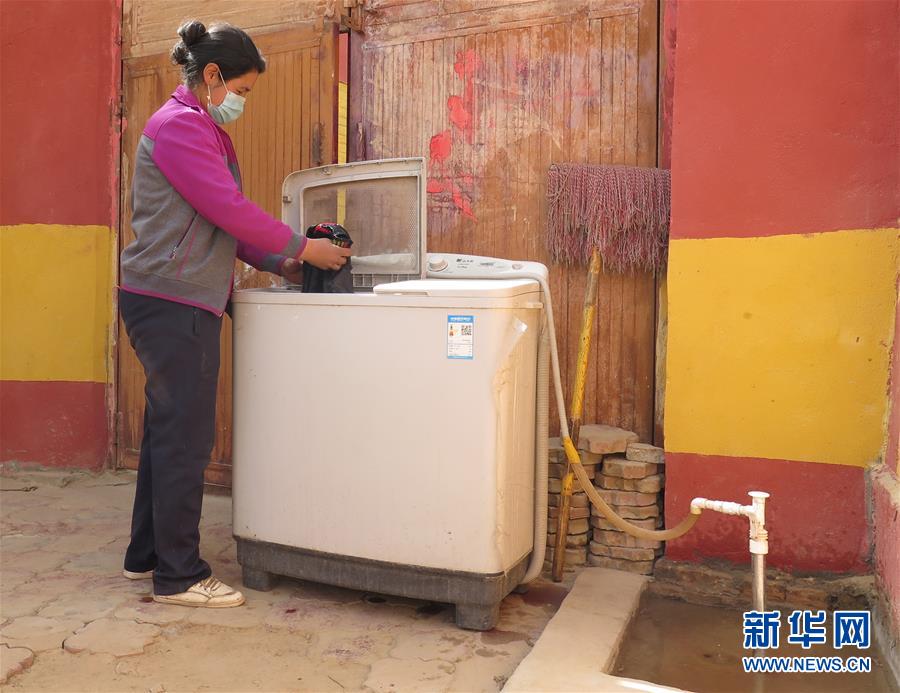 （新華全媒頭條&middot;圖文互動(dòng)）（10）春天里的5個(gè)&ldquo;戰(zhàn)貧&rdquo;瞬間&mdash;&mdash;習(xí)近平總書記關(guān)于脫貧攻堅(jiān)決策部署指引攻克最后的深貧堡壘