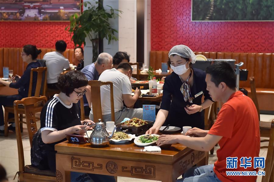 （圖文互動(dòng)）（3）北京節(jié)日市場(chǎng)復(fù)工忙、人氣旺