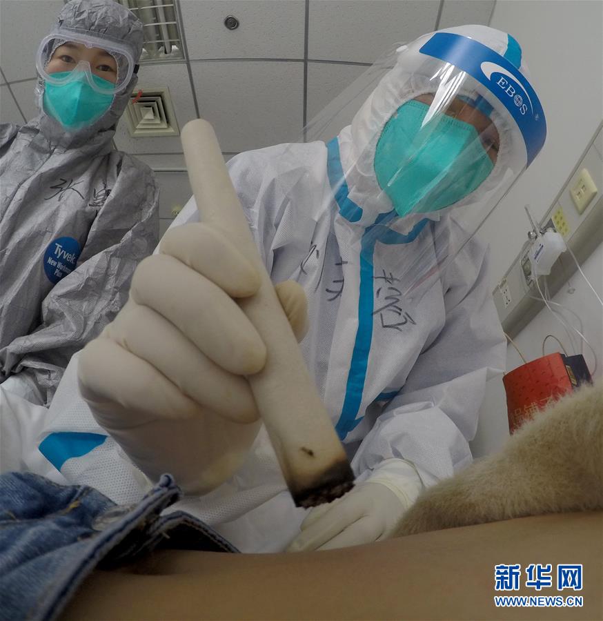 （新華全媒頭條·圖文互動(dòng)）（9）“始終把人民群眾生命安全和身體健康放在第一位”——中國(guó)抗疫彰顯“生命至上、人民至上”理念