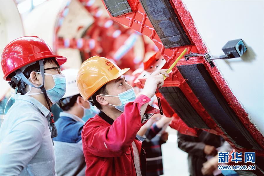 （在習(xí)近平新時代中國特色社會主義思想指引下——新時代新作為新篇章·習(xí)近平總書記關(guān)切事·圖文互動）（1）最有力的支撐，最堅決的攀登——記錄奮戰(zhàn)在復(fù)工復(fù)產(chǎn)一線的科技工作者