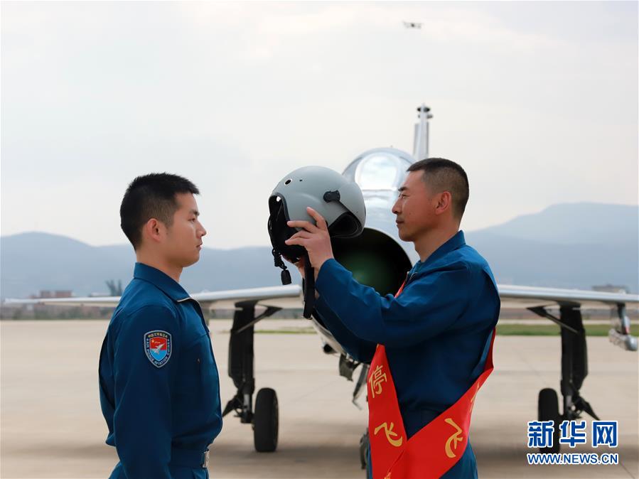 （圖文互動）（2）5290小時！中國空軍殲擊機(jī)飛行紀(jì)錄保持者光榮停飛