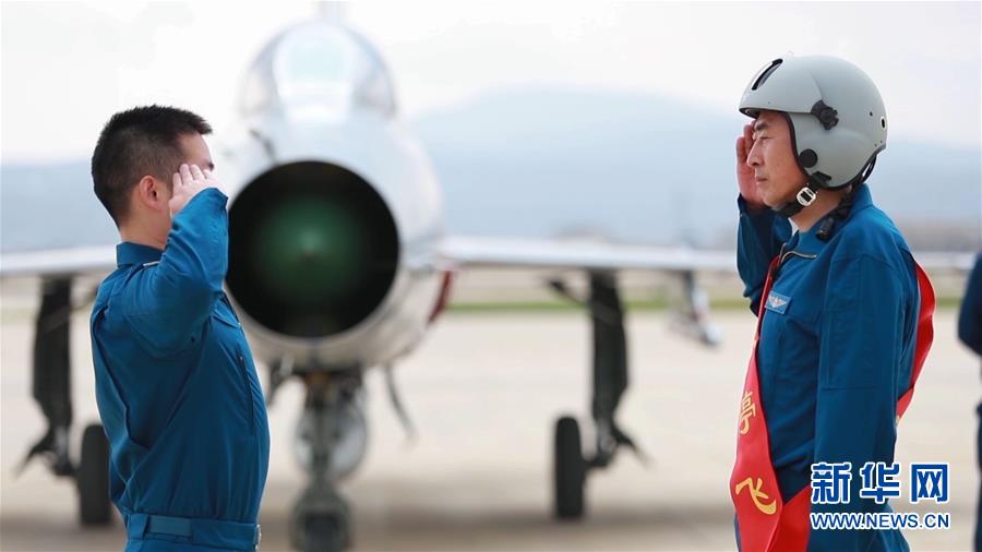 （圖文互動）（8）5290小時！中國空軍殲擊機(jī)飛行紀(jì)錄保持者光榮停飛